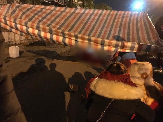 Vụ cô gái bị nam thanh niên sát hại dã man ở Hà Nội: Người thân khóc ngất giữa đêm đông giá tại hiện trường-6