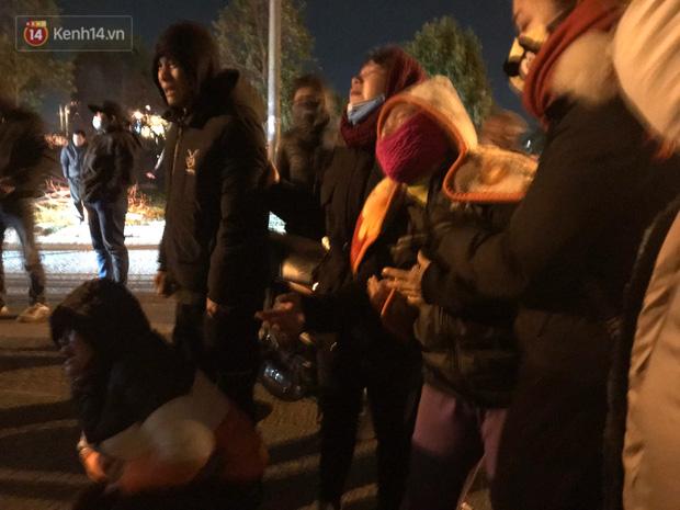 Vụ cô gái bị nam thanh niên sát hại dã man ở Hà Nội: Người thân khóc ngất giữa đêm đông giá tại hiện trường-7