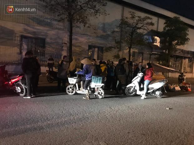 Vụ cô gái bị nam thanh niên sát hại dã man ở Hà Nội: Người thân khóc ngất giữa đêm đông giá tại hiện trường-2