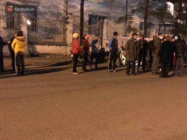 Vụ cô gái bị nam thanh niên sát hại dã man ở Hà Nội: Người thân khóc ngất giữa đêm đông giá tại hiện trường-3