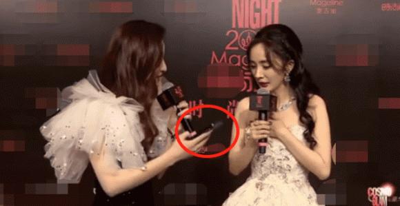 Cựu Hoa hậu Hoàn vũ Trung Quốc bị đứt dây áo và tuột váy tại thảm đỏ-5