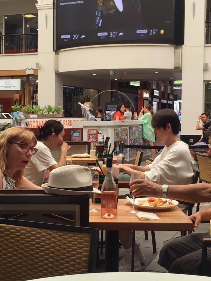 Dàn sao Hàn hạng A trông thế nào khi bị bắt gặp tại quán ăn bình dân?-11