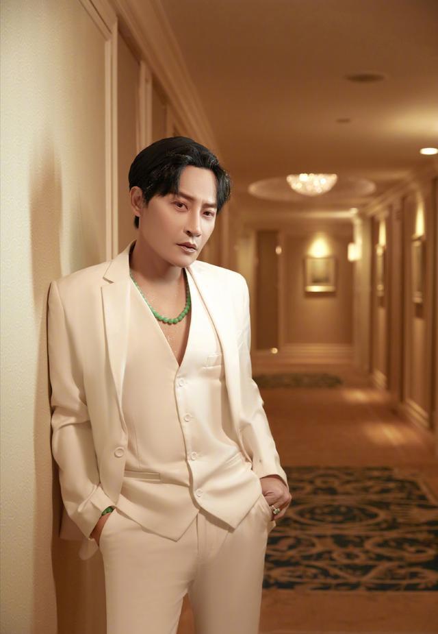 Trần Chí Bằng Hoàn châu cách cách gây shock bởi vòng eo con kiến-5