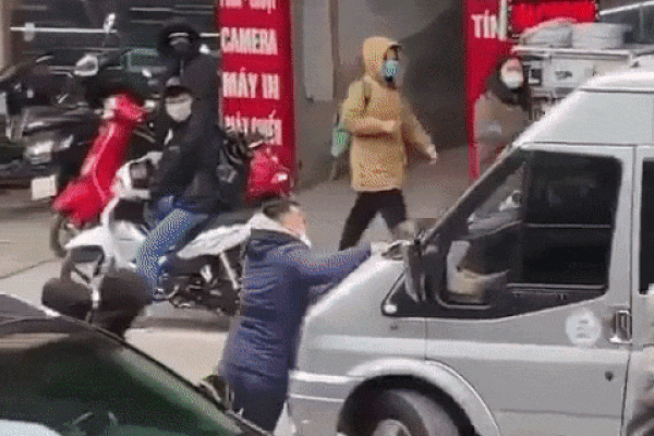 Clip: Ôtô mất lái lao như tên vào chợ cóc, 7 người bị thương-2