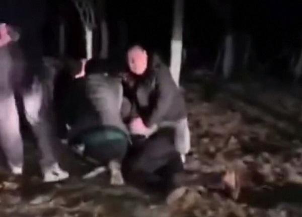 Cặp đôi đang mây mưa say sưa thì bị bắt quả tang, danh tính khiến ai nấy phẫn nộ-1