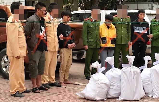 Cảnh sát bắn chỉ thiên, chặn xe ô tô chở 8 bao tải ma túy trị giá cả trăm tỷ đồng-1