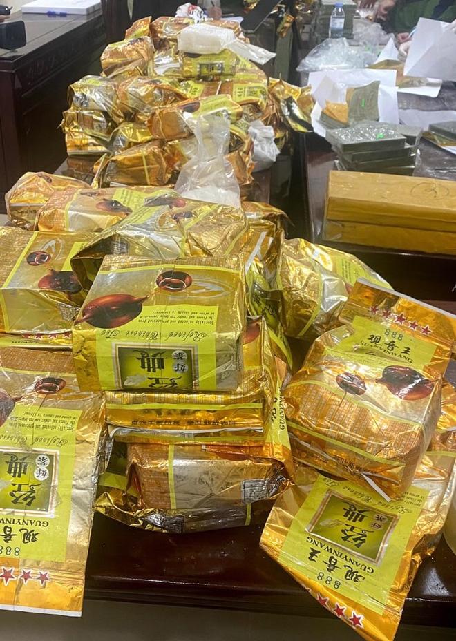 Cảnh sát bắn chỉ thiên, chặn xe ô tô chở 8 bao tải ma túy trị giá cả trăm tỷ đồng-4