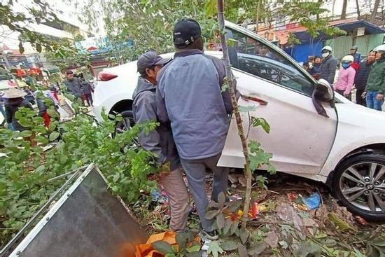 Clip: Ôtô mất lái lao như tên vào chợ cóc, 7 người bị thương