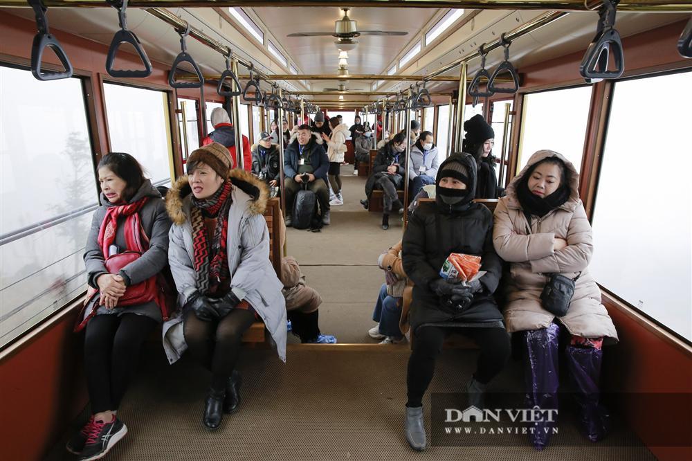 Nhiệt độ xuống -4 độ C, biển người chen nhau trên đỉnh Fansipan chờ băng tuyết-1