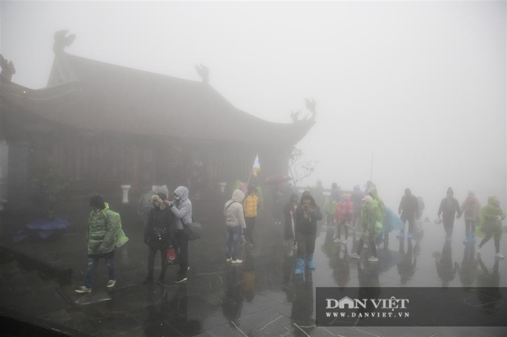 Nhiệt độ xuống -4 độ C, biển người chen nhau trên đỉnh Fansipan chờ băng tuyết-3