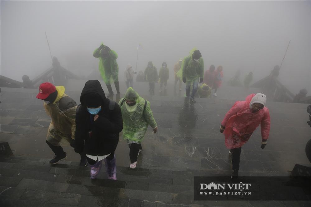 Nhiệt độ xuống -4 độ C, biển người chen nhau trên đỉnh Fansipan chờ băng tuyết-4