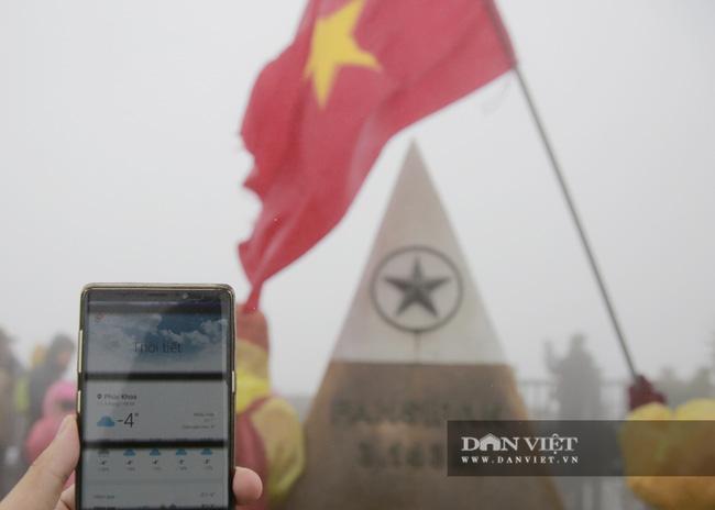 Nhiệt độ xuống -4 độ C, biển người chen nhau trên đỉnh Fansipan chờ băng tuyết-6