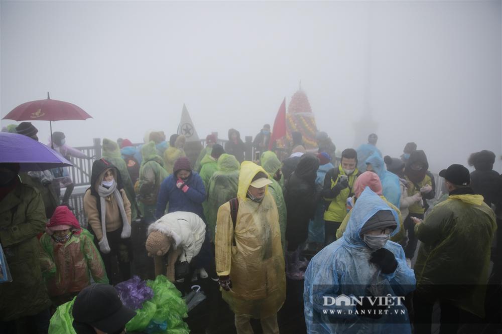 Nhiệt độ xuống -4 độ C, biển người chen nhau trên đỉnh Fansipan chờ băng tuyết-7