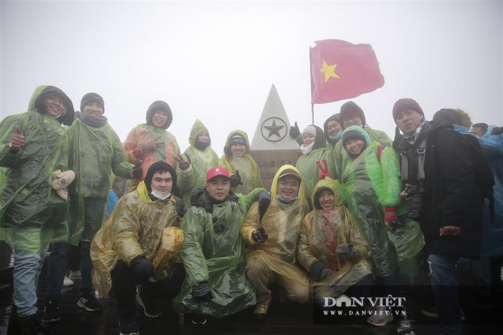 Nhiệt độ xuống -4 độ C, biển người chen nhau trên đỉnh Fansipan chờ băng tuyết-8