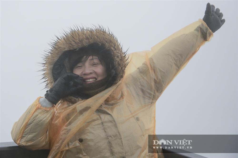 Nhiệt độ xuống -4 độ C, biển người chen nhau trên đỉnh Fansipan chờ băng tuyết-11