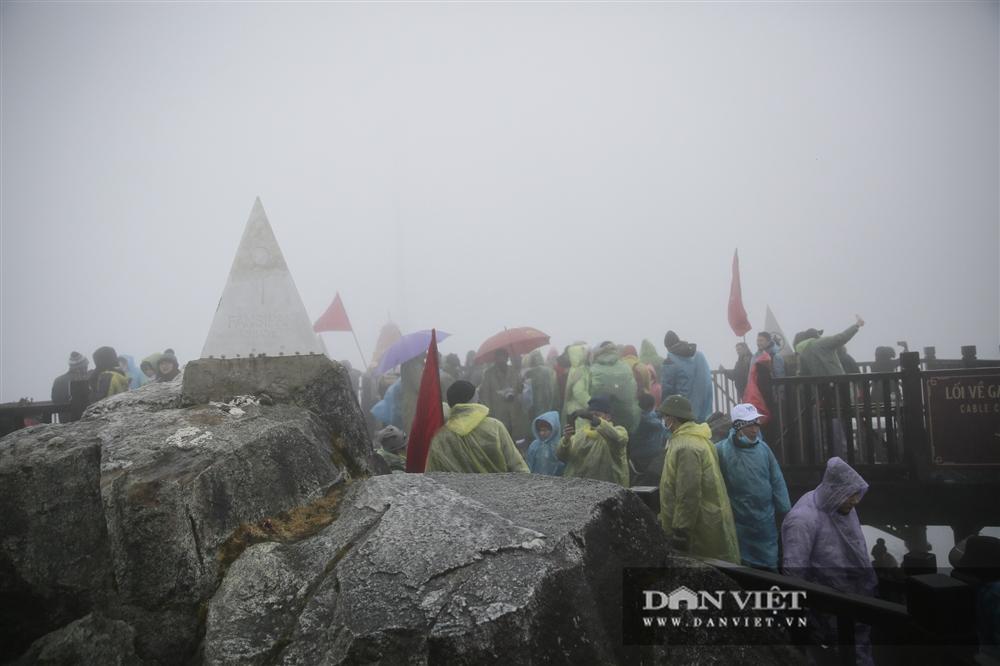 Nhiệt độ xuống -4 độ C, biển người chen nhau trên đỉnh Fansipan chờ băng tuyết-14