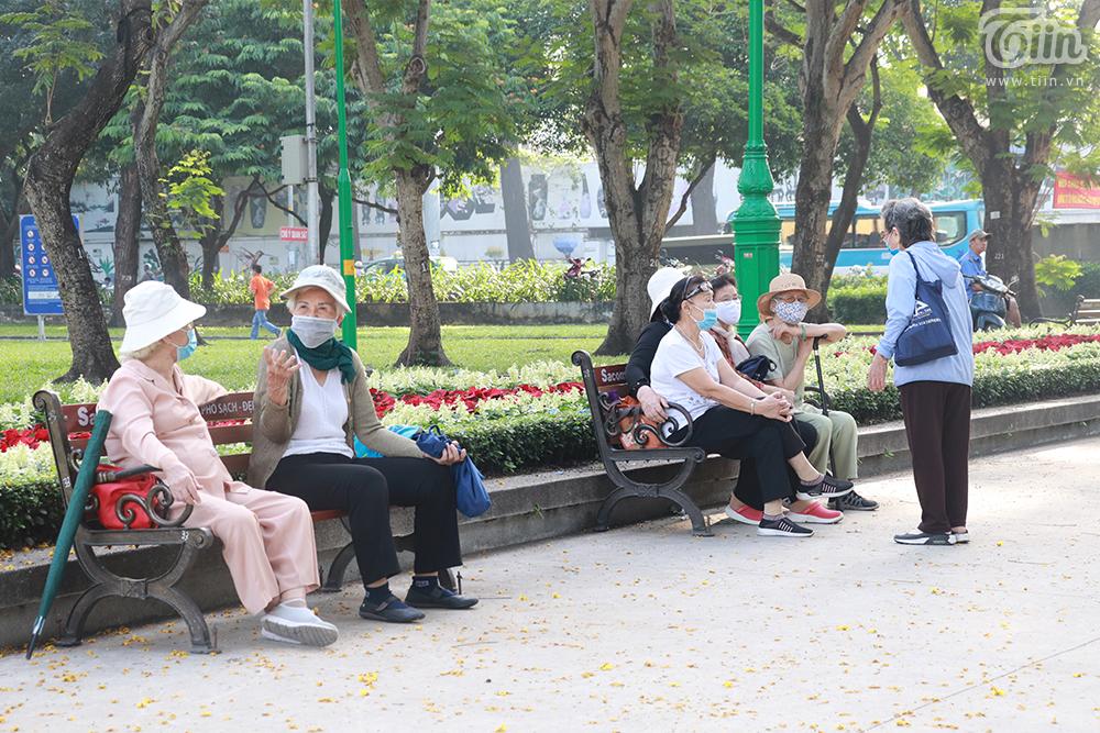 Sài Gòn se lạnh, nhiều người dân thích thú xuống đường vào buổi sớm-1
