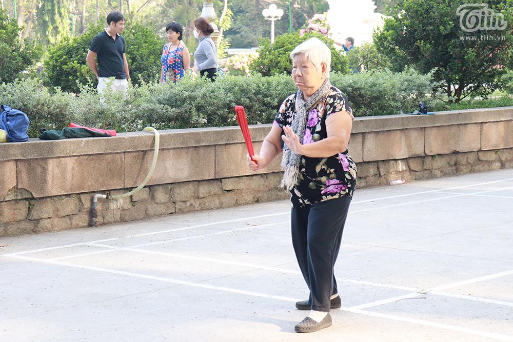 Sài Gòn se lạnh, nhiều người dân thích thú xuống đường vào buổi sớm-14