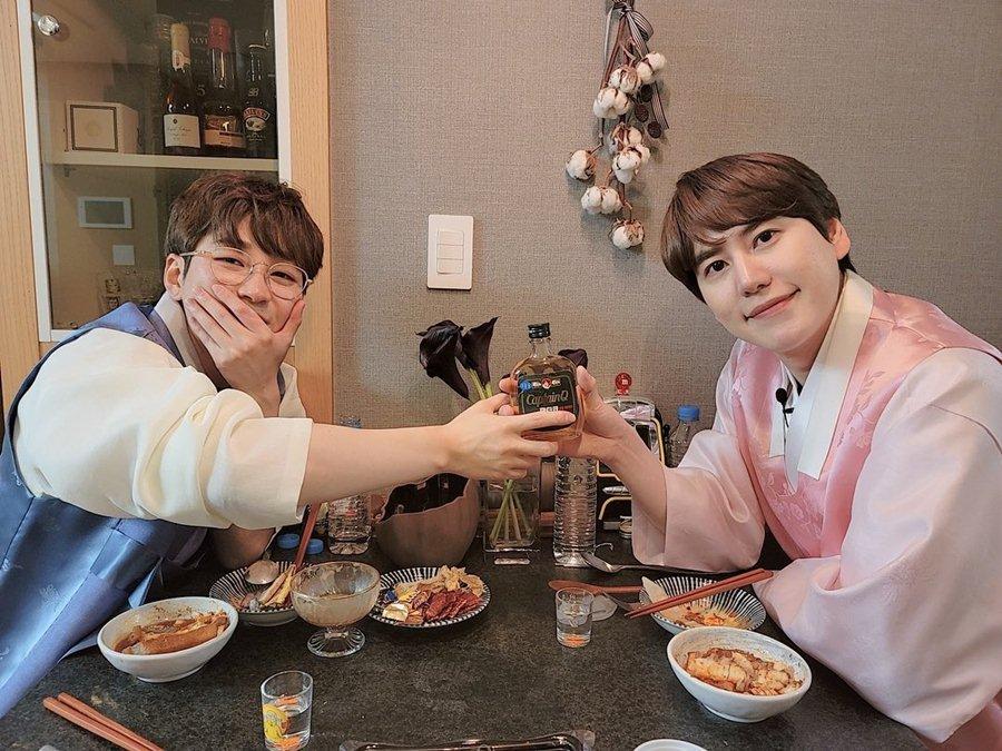 DinDin và Super Junior Kyuhyun thể hiện tình bạn thân thiết bằng loạt ảnh cùng đi ăn uống.