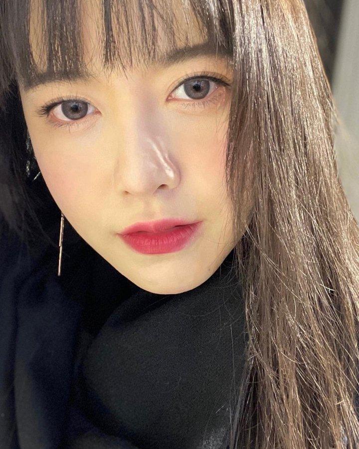 Mới đây, Goo Hye Sun chia sẻ hình ảnh mới xinh đẹp và nhận được nhiều lời khen tích cực từ cư dân mạng. Trước đó, nữ diễn viên cũng hé lộ việc cô đang tìm hiểu người mới sau khi ly hôn Ahn Jae Hyun. Người hâm mộ chúc mừng và mong nữ diễn viên sớm vượt qua được căn bệnh tâm lý đeo bám.