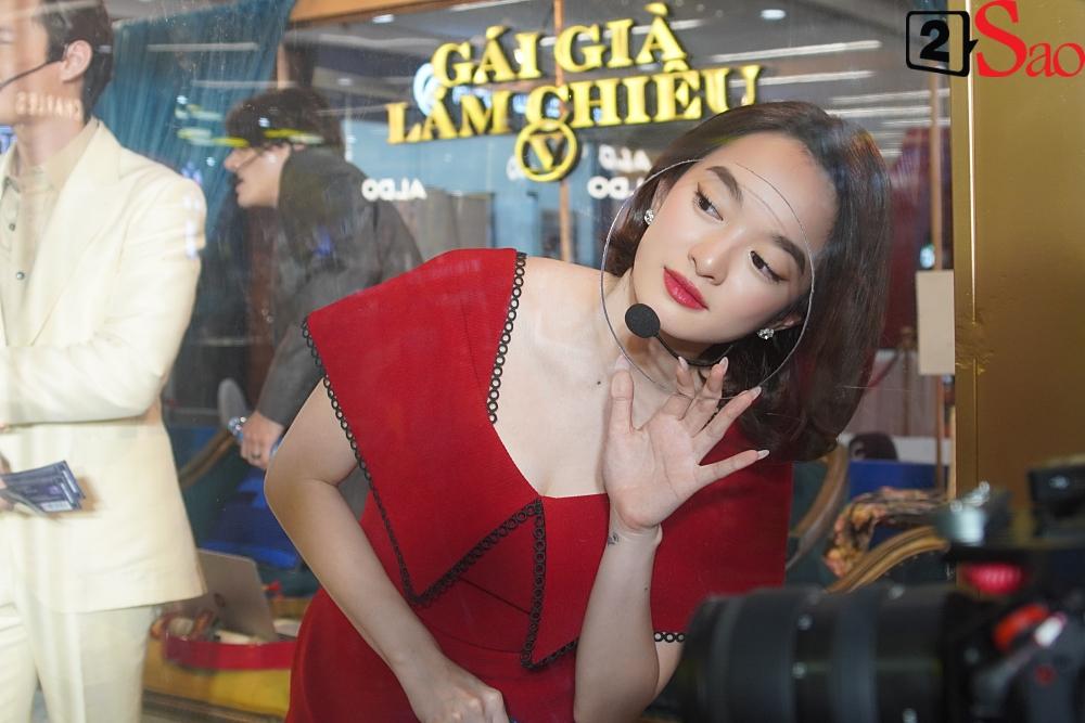 Kaity Nguyễn và dàn sao Gái già lắm chiêu V bị nhốt trong lồng kính giữa trung tâm thương mại-4