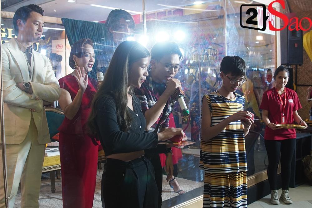 Kaity Nguyễn và dàn sao Gái già lắm chiêu V bị nhốt trong lồng kính giữa trung tâm thương mại-5