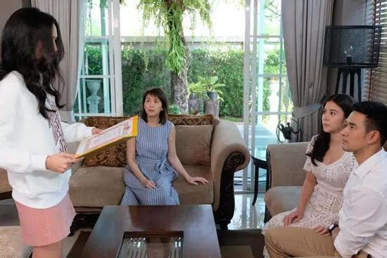 Ánh đèn vàng phòng làm việc đã tố cáo hành động ghê tởm của gã chồng tử tế