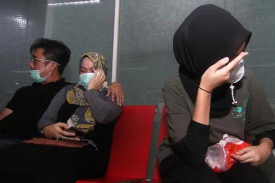 Máy bay rơi ở Indonesia: 10 đứa trẻ cùng cặp đôi vừa cưới, thân nhân bàng hoàng đau đớn