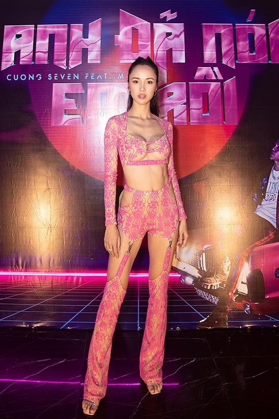 Vũ Ngọc Anh mặc đồ xuyên thấu như nội y trong tiệc sinh nhật Cường Seven-1