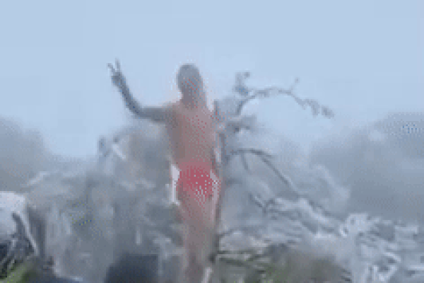 Clip: Người đàn ông cởi trần đánh đu trên cây, hò hét giữa băng tuyết giá rét trên đỉnh Mẫu Sơn