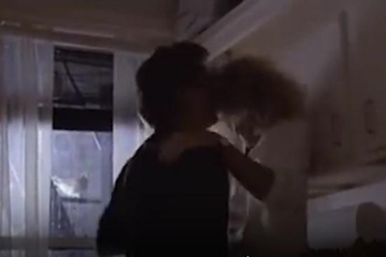 Cảnh nóng 'Sức Cuốn Hút Chết Người': Nam chính không lột nổi áo bạn diễn, phải nhờ tới rượu