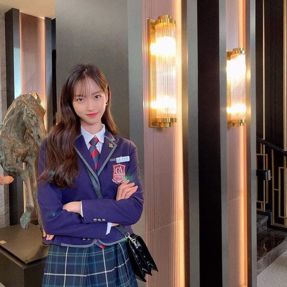 Han Ji Hyun sinh năm 1996 và sở hữu chiều cao lên tới 1m70. Dù vào vai "ác nữ", thế nhưng với visual cực "xịn" cùng khí chất tiểu thư, cô vẫn được cư dân mạng hết lời khen ngợi.