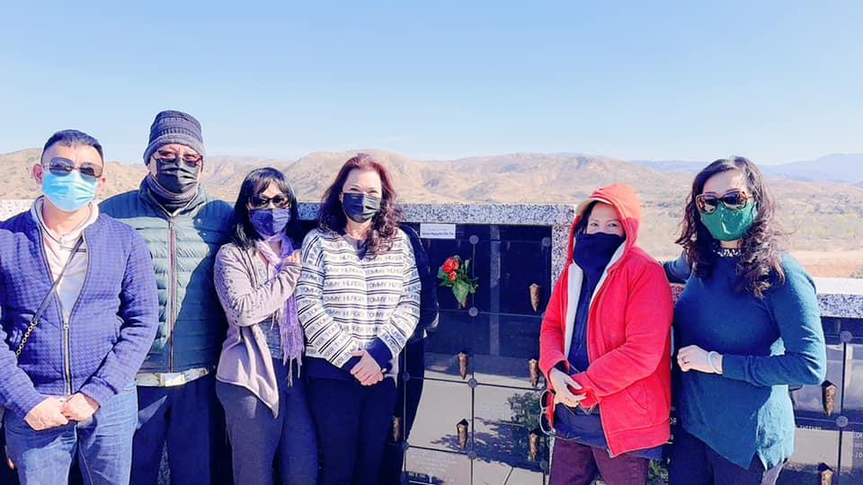 Phương Loan viếng mộ Chí Tài sau 1 tháng chồng qua đời-1