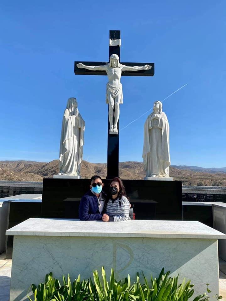 Phương Loan viếng mộ Chí Tài sau 1 tháng chồng qua đời-3