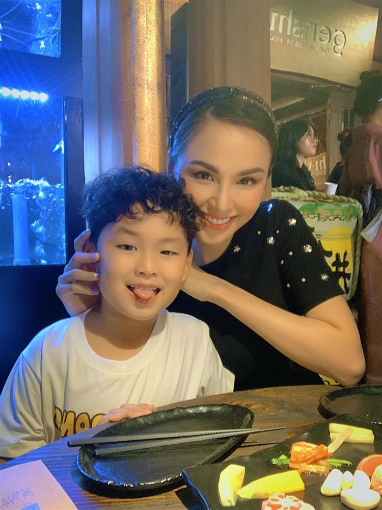 Diễm Hương mừng sinh nhật quý tử, sơ hở để lộ ly hôn Quang Huy?-5