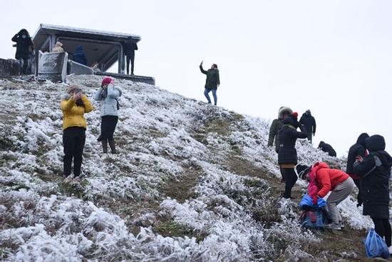 Băng giá tiếp tục kéo dài, du khách đổ về Sa Pa, Mẫu Sơn du lịch