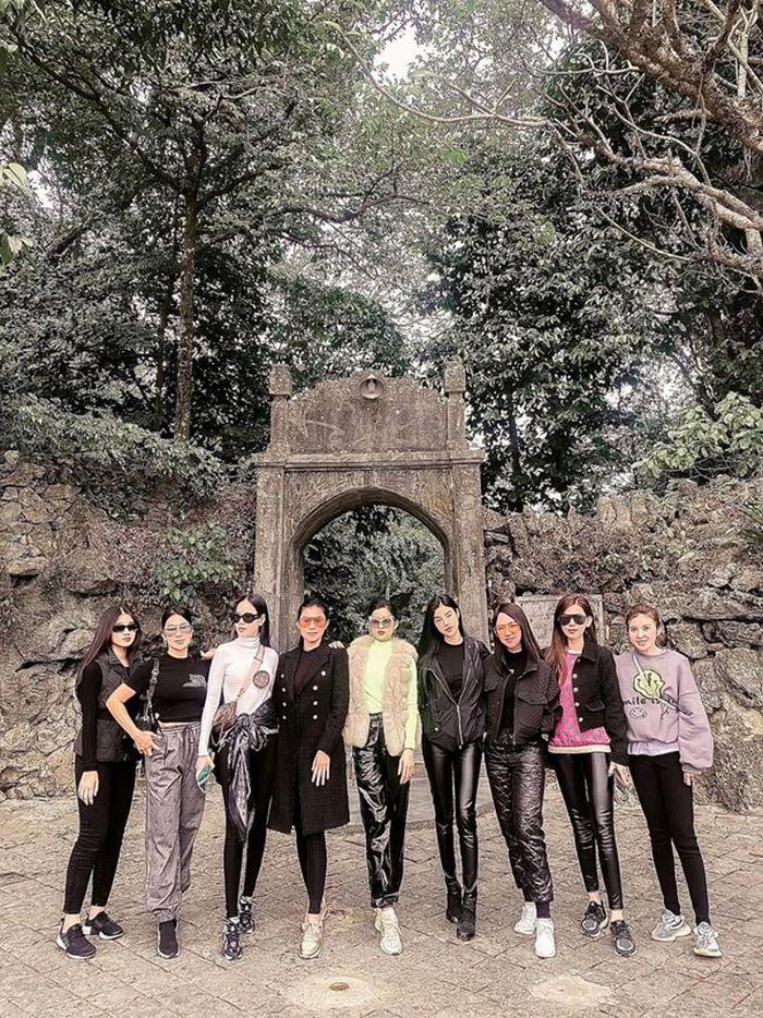 Cạn lời sao Việt diện trang phục phản cảm chốn tôn nghiêm-1