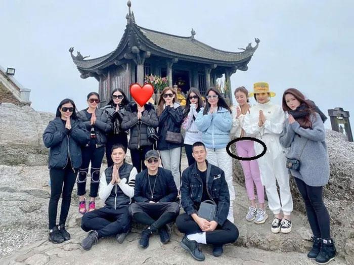 Cạn lời sao Việt diện trang phục phản cảm chốn tôn nghiêm-2