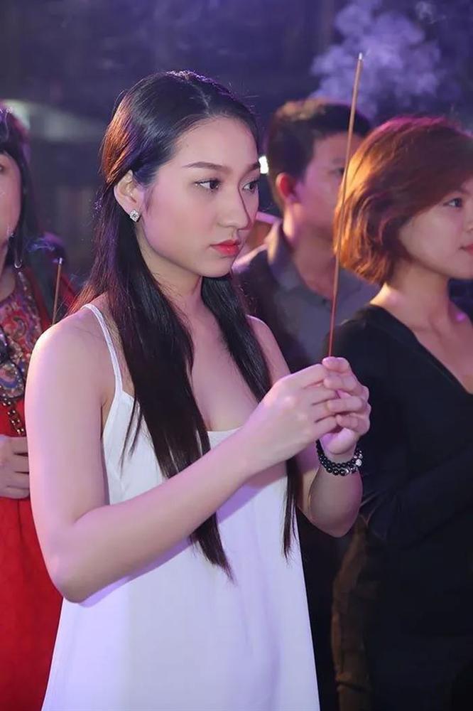 Cạn lời sao Việt diện trang phục phản cảm chốn tôn nghiêm-3