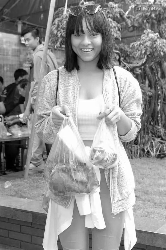 Cạn lời sao Việt diện trang phục phản cảm chốn tôn nghiêm-6