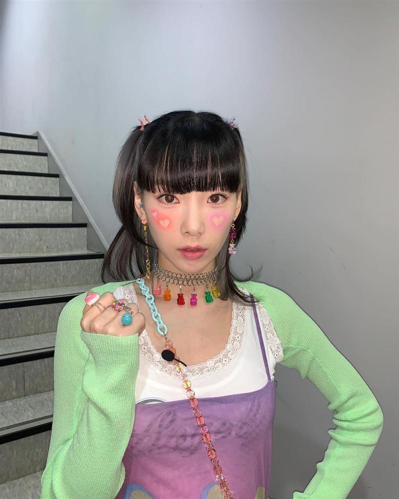 Style sao Hàn tuần qua: IU thay 4 bộ đồ một đêm, BLACKPINK Jennie khoe dáng quyến rũ-13