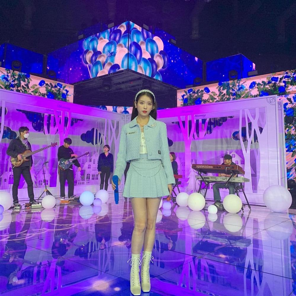 Style sao Hàn tuần qua: IU thay 4 bộ đồ một đêm, BLACKPINK Jennie khoe dáng quyến rũ-4