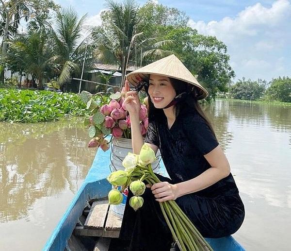 Á hậu Phương Nga đội nón lá, chèo thuyền khi về miền Tây.