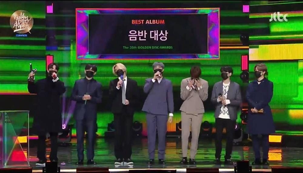 Golden Disc Awards Day 2: BTS ẵm Daesang 5 năm liên tiếp, Suga chính thức tái xuất trình diễn cùng nhóm-4