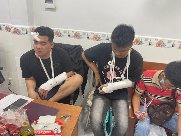 Clip: Nhóm giang hồ cầm hung khí, truy sát 2 người ở ven sông Sài Gòn-1