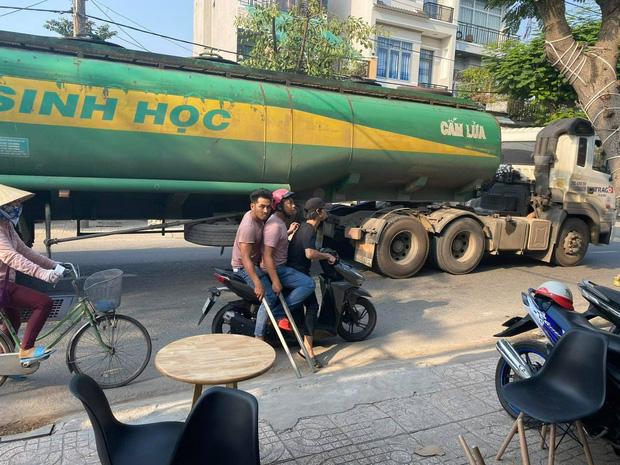 Clip: Nhóm giang hồ cầm hung khí, truy sát 2 người ở ven sông Sài Gòn-2