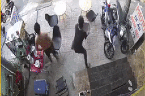 Clip: Nhóm giang hồ cầm hung khí, truy sát 2 người ở ven sông Sài Gòn