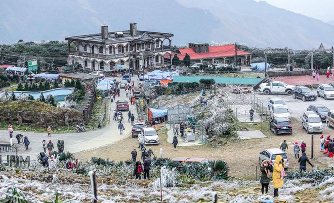 Trèo lên mỏm đá tử thần chụp ảnh trong băng giá ở Hà Giang, du khách bị rơi xuống khe đá-3
