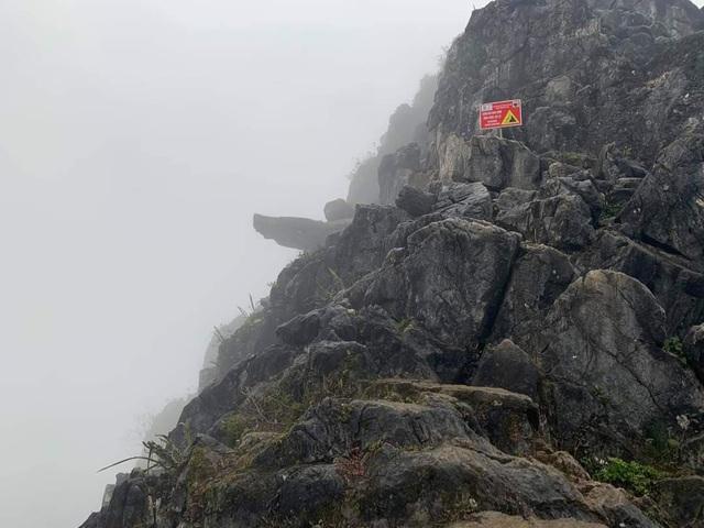 Trèo lên mỏm đá tử thần chụp ảnh trong băng giá ở Hà Giang, du khách bị rơi xuống khe đá-1