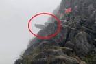 Trèo lên 'mỏm đá tử thần' chụp ảnh trong băng giá ở Hà Giang, du khách bị rơi xuống khe đá